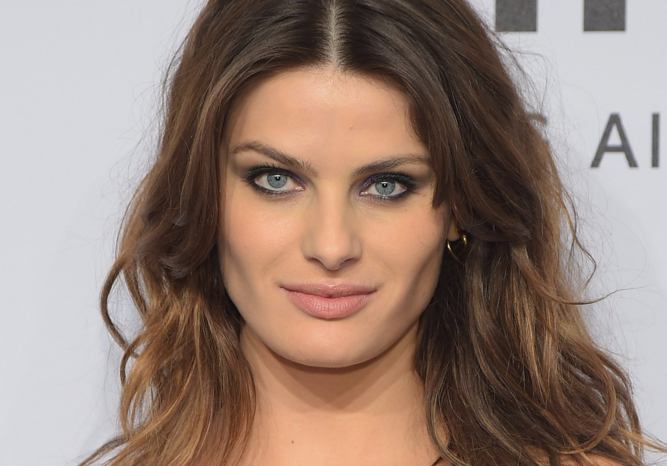 Isabeli Fontana ensina: “Sempre tiro uma foto do meu look antes de sair de casa”