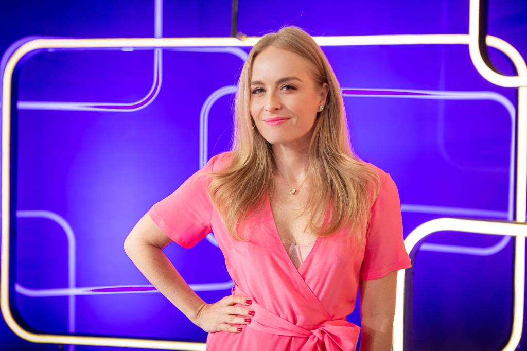 Angélica aposta em vestido rosa com decote, fenda e lingerie à mostra