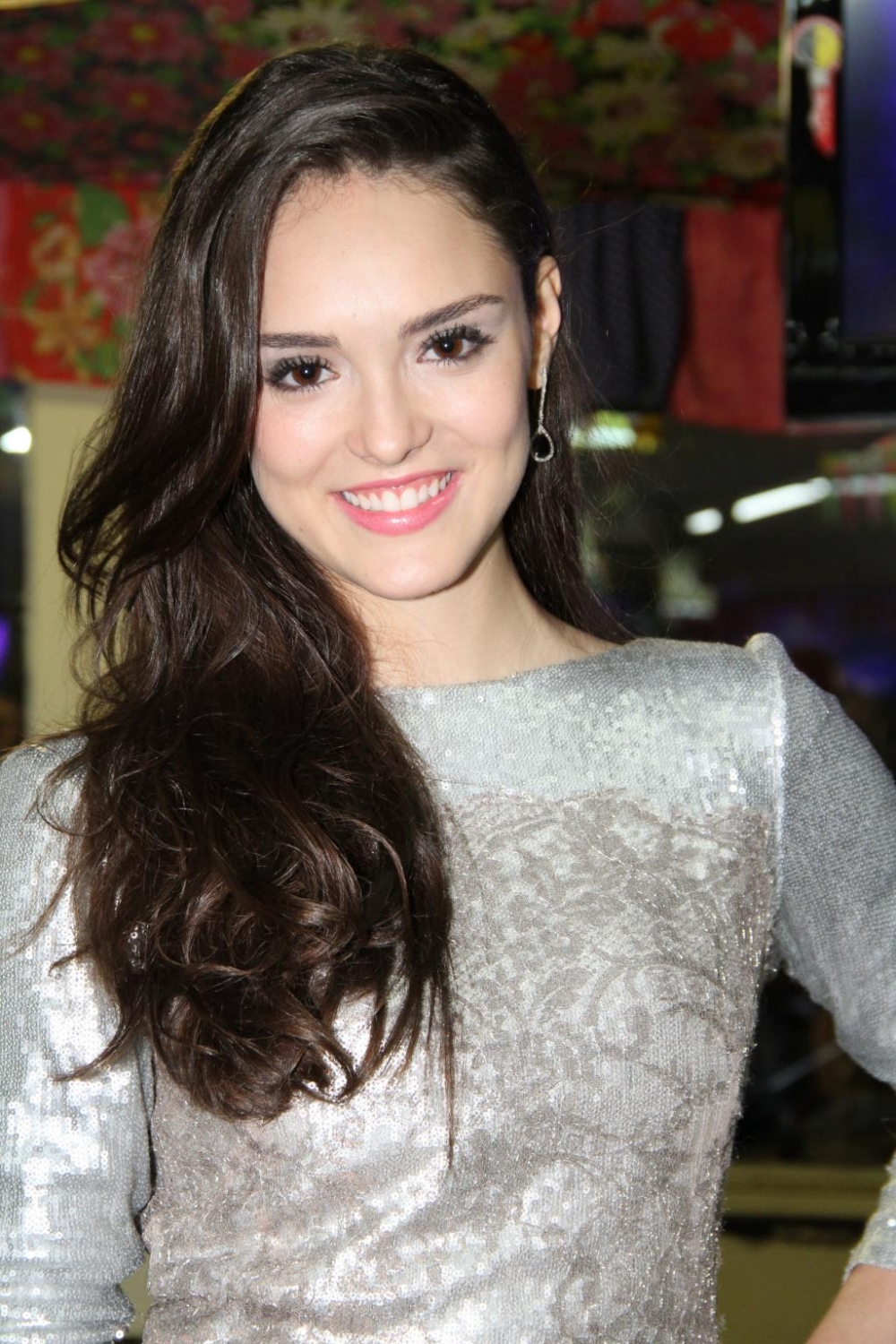 Isabelle Drummond: “Terei três namorados na novela, e todos lindos!”