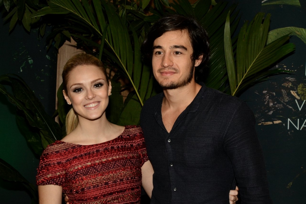 Isabelle Drummond beija namorado em pré-estreia do filme ‘Amazônia’