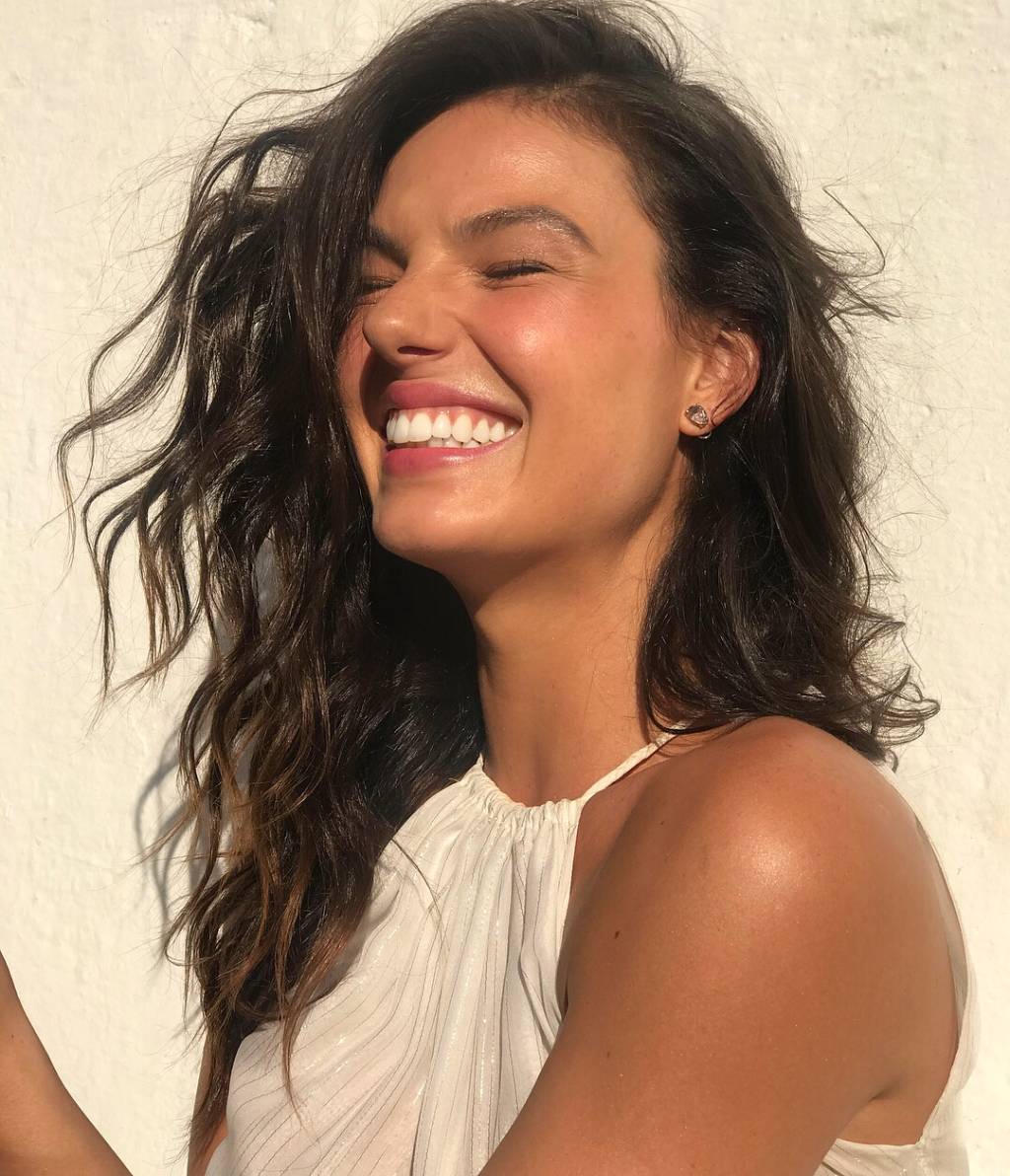 Aos 6 meses de gravidez, Isis Valverde está radiante em fotos de biquíni