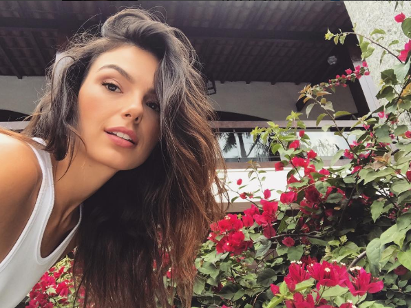 De cabelo mais curto, Isis Valverde posta look para curtir balada