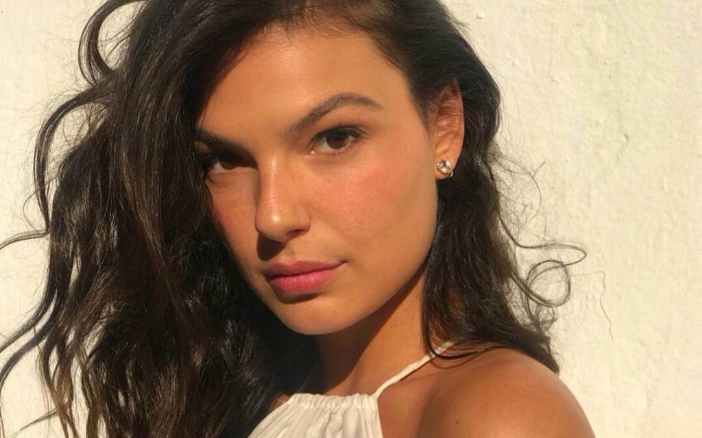 Grávida do 1º filho, Isis Valverde mostra evolução da gestação com fotos