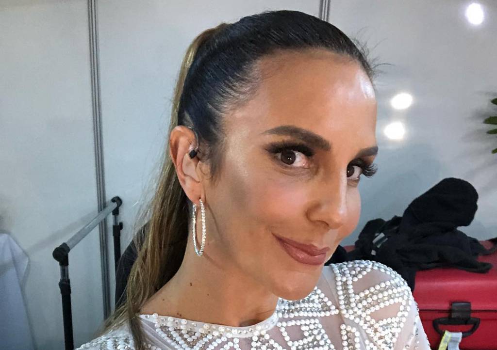 Ivete ajuda a tirar água do palco do Show da Virada com um rodo em mãos