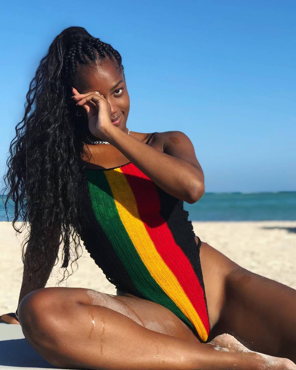 Iza apostou no maiô tendência do momento e arrasou demais