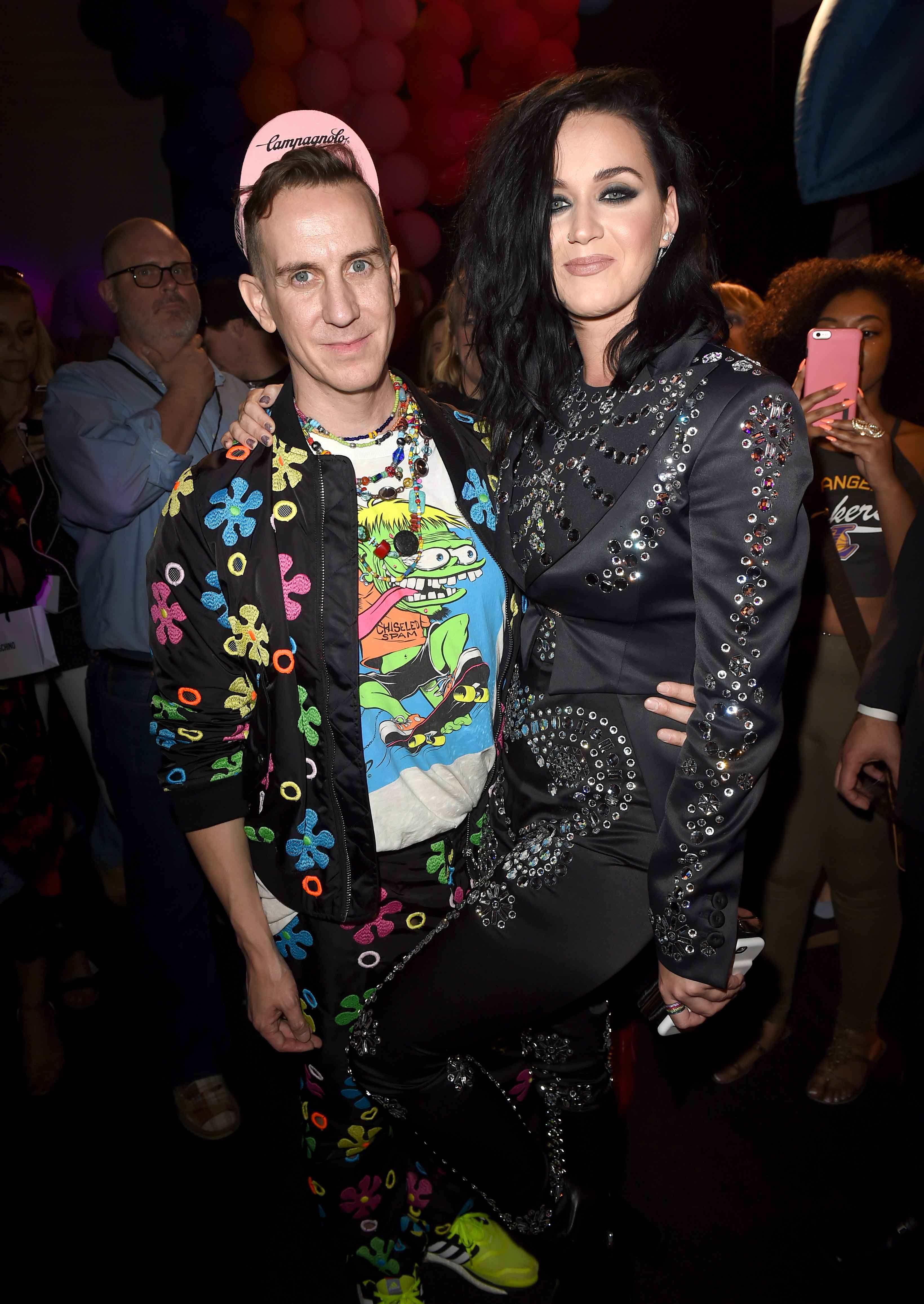 Katy Perry, Caitlyn Jenner e outras famosas assistem ao desfile da Moschino
