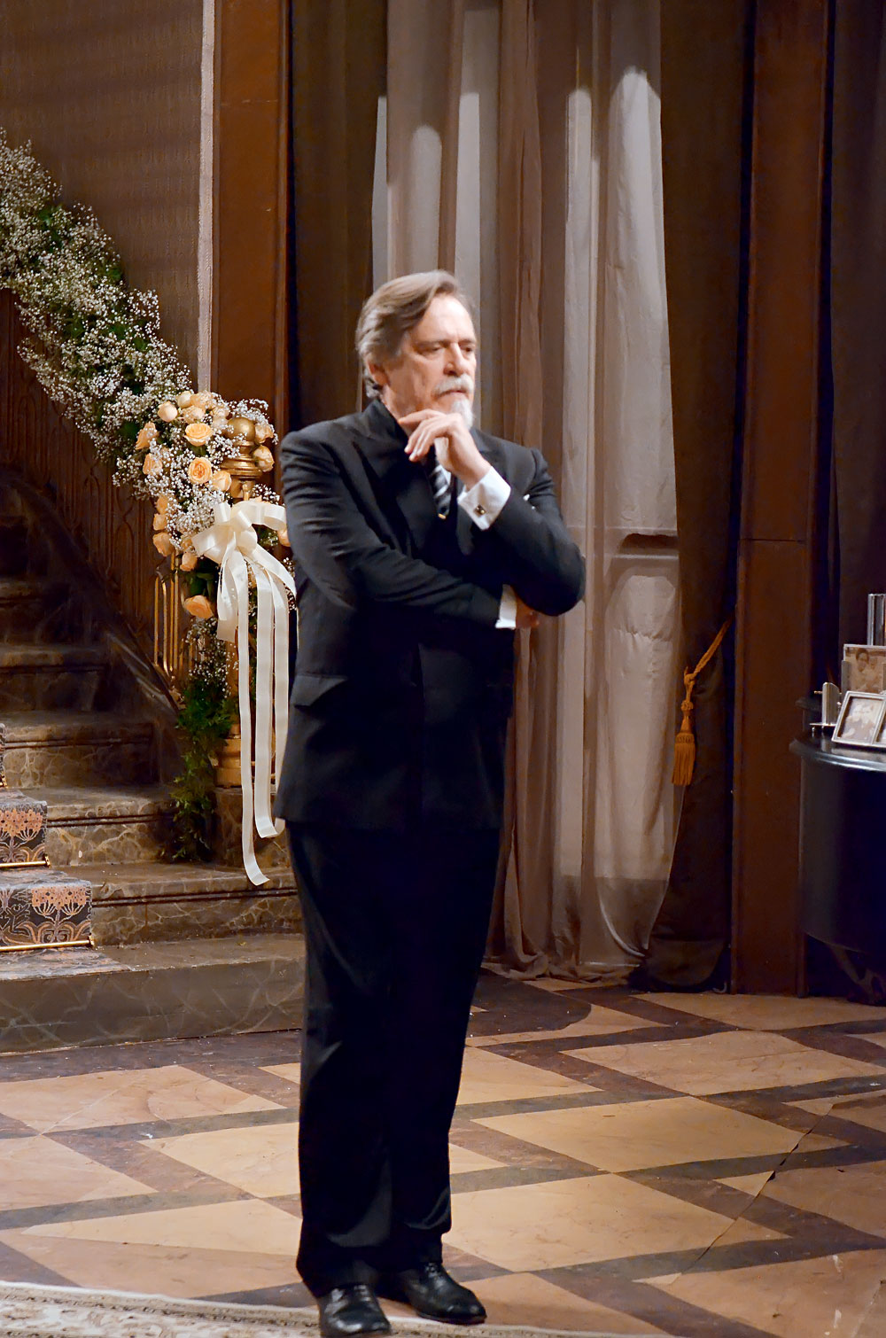 Joia Rara: Ernest confessa aos filhos que matou a mãe deles