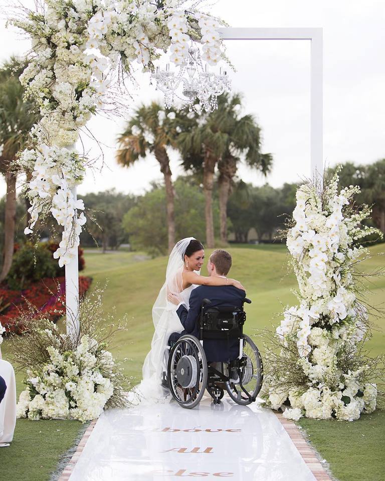 Jovem que ficou tetraplégico após acidente caminha com a noiva no casamento