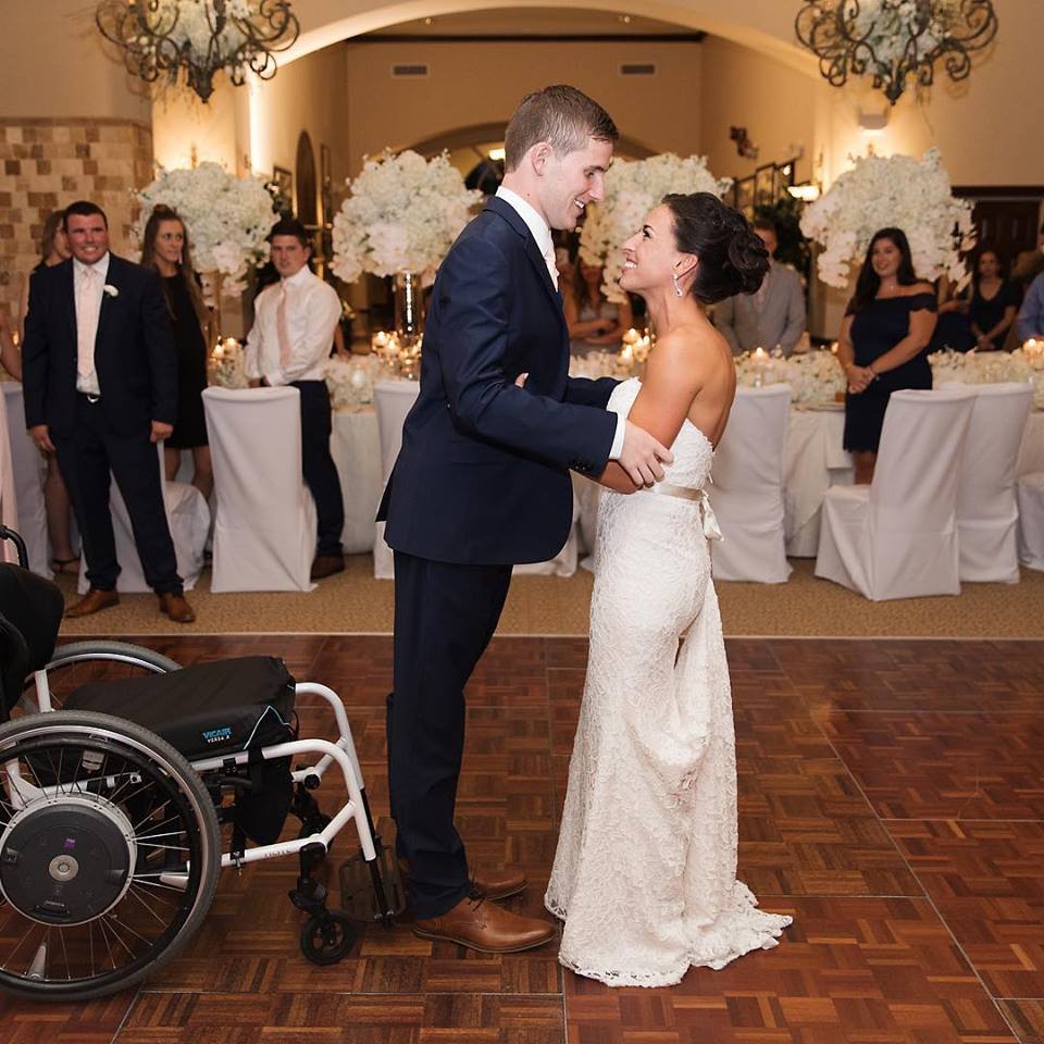 Jovem que ficou tetraplégico após acidente caminha com a noiva no casamento