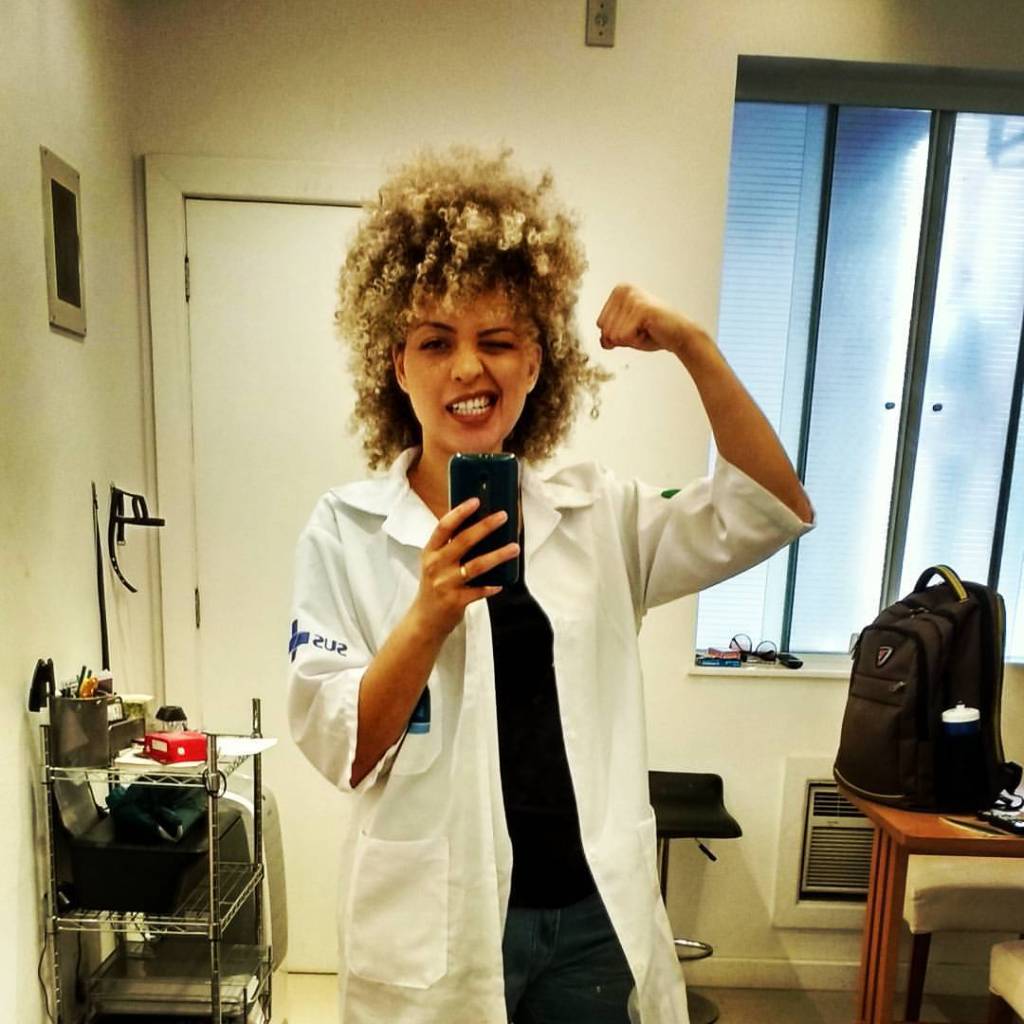 Médica mineira sofre ataques racistas após comentar o caso de “peleumonia”