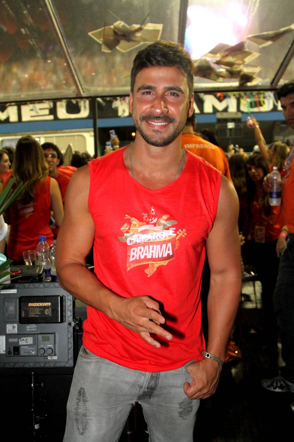 Em camarote, Julio Rocha lamenta sofrimento dos brasileiros