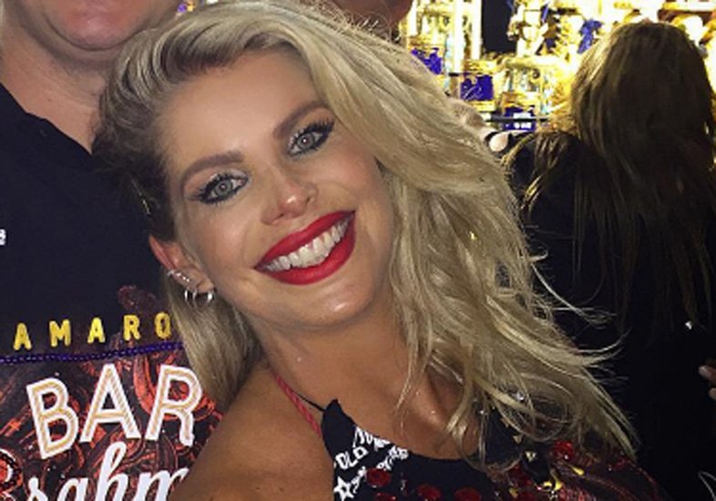 Grávida, Karina Bacchi exibe a barriguinha no Anhembi