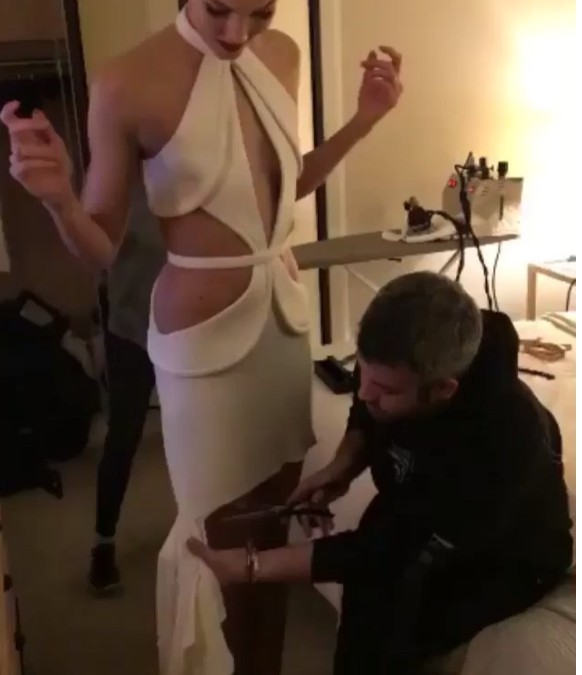 Karlie Kloss corta vestido para curtir o after party do baile do MET