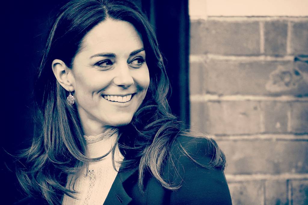 Com jeans skinny perfeito, Kate Middleton monta look chique sem esforço