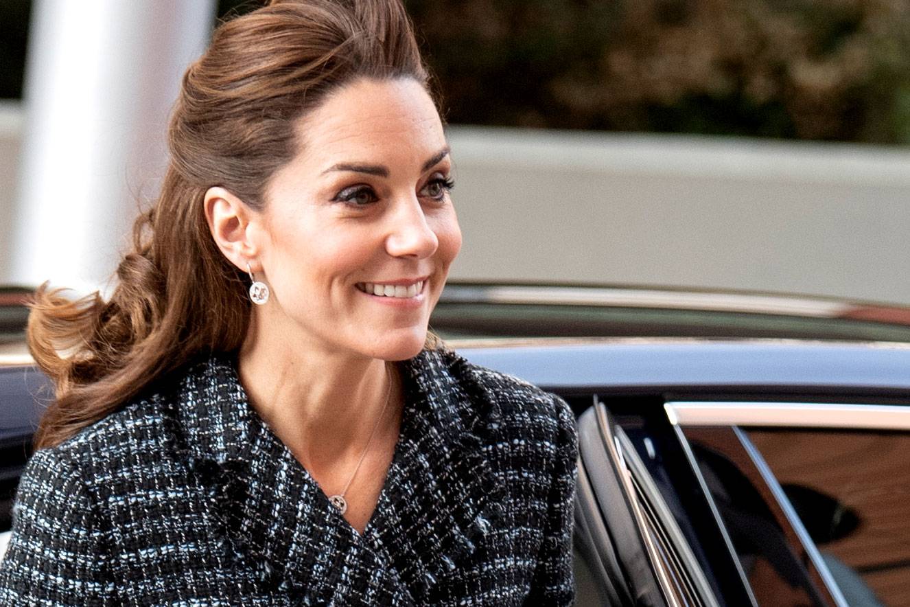 Kate Middleton repete vestido usado em 2012 e brilha no BAFTA