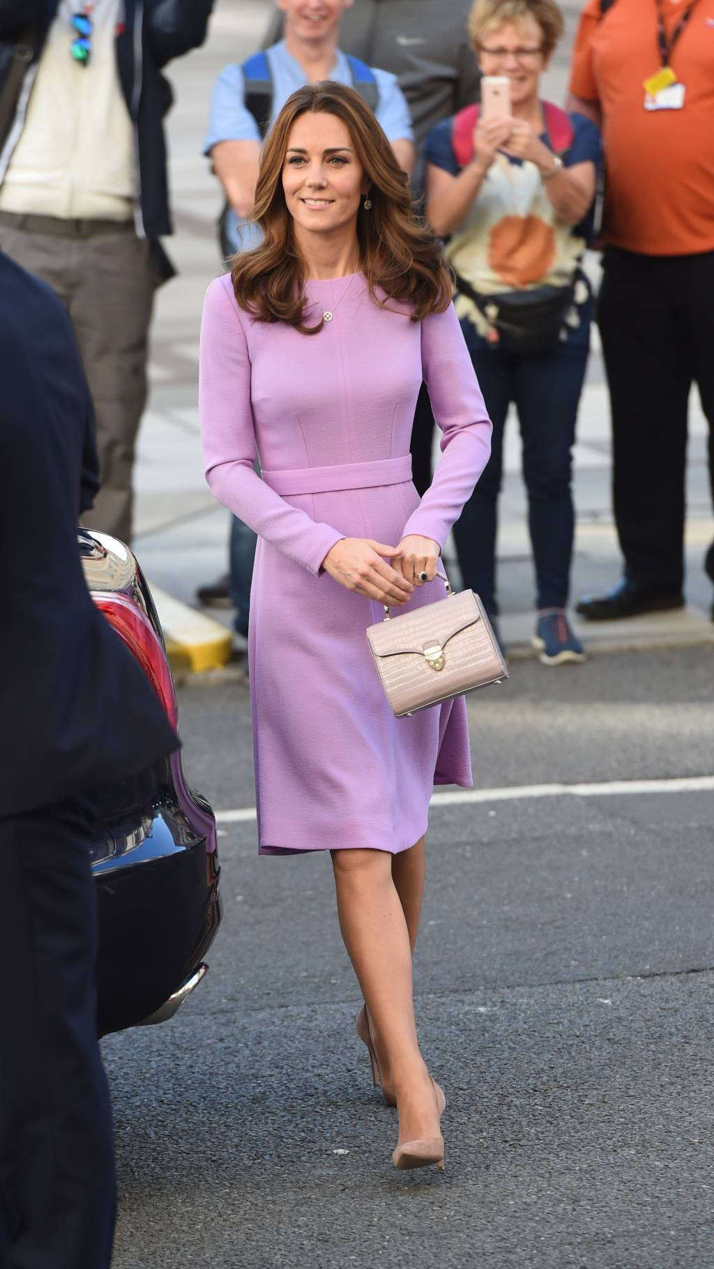 Kate Middleton repete vestido lilás – lindo! – em compromisso real