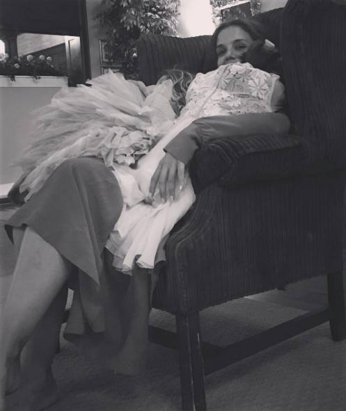 Katie Holmes compartilha fotos de Suri Cruise no aniversário surpresa da avó