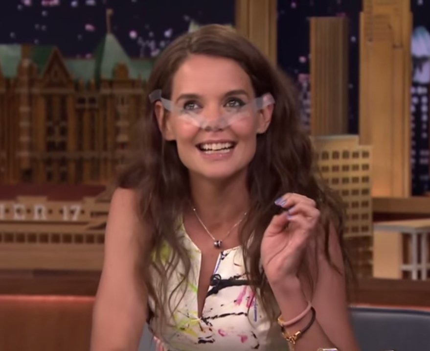 Katie Holmes encara desafio de Jimmy Fallon e perde