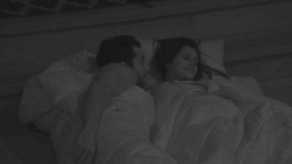 Está rolando um clima? Kaysar e Ana Paula conversam no edredom