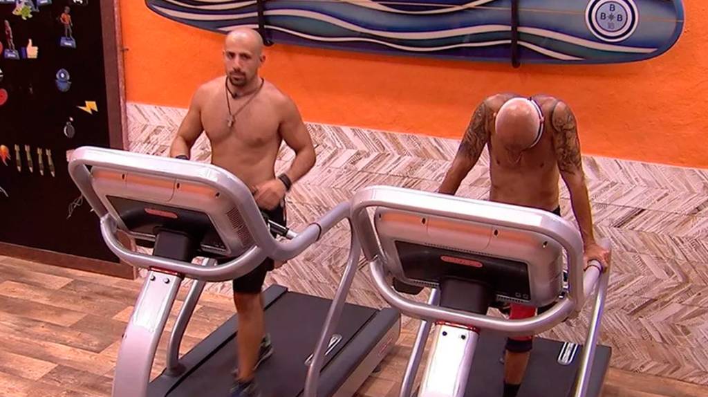 Kaysar tenta escapar de perguntas sobre seu passado na Síria