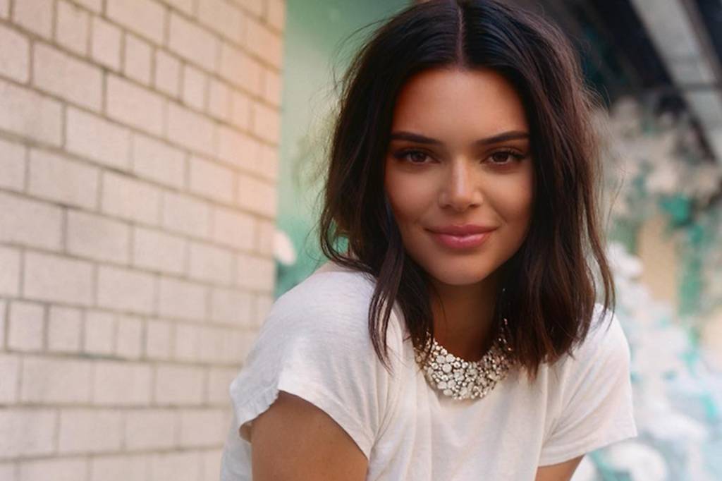 Kendall Jenner vai “comprar café” com vestido de 41 mil reais