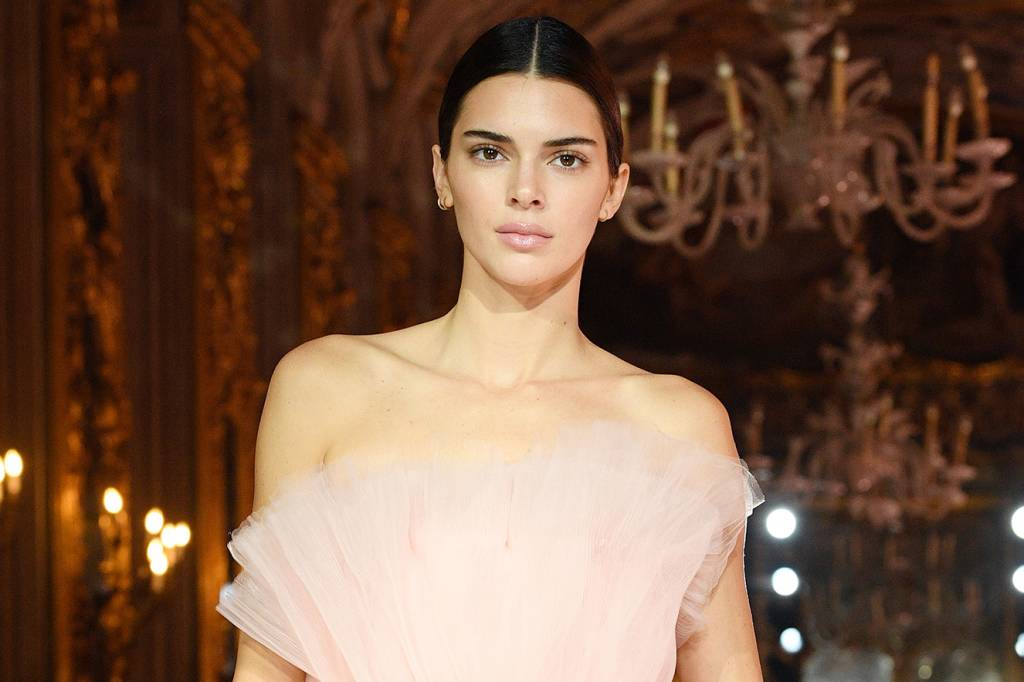 O look princesa da Kendall Jenner na passarela já pode ir pro meu armário