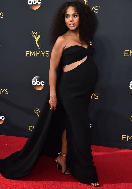 <strong>Kerry Washington</strong> // Sexy mama! A atriz norte-americana cruzou o tapete vermelho do Emmy Awards vestindo um modelo do estilista <strong>Brandon Maxwell</strong>. Os recortes na barriga, somados ao cabelo volumoso, deixaram o visual de Kerry ousado na medida.