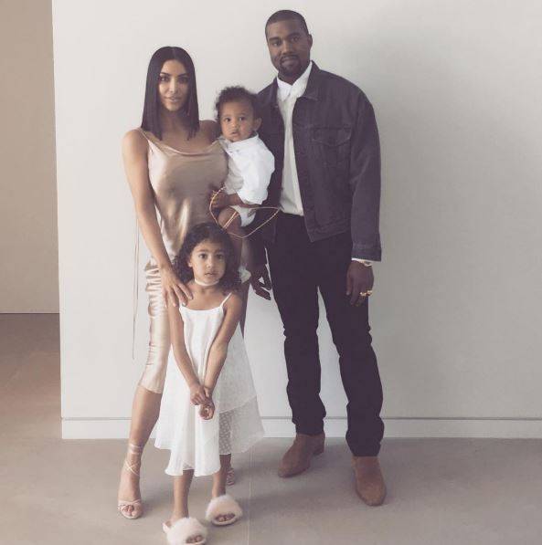 <span>A fam&iacute;lia celebrou a P&aacute;scoa com estilo. Kim estava maravilhosa com um vestido dourado e sand&aacute;lia de tiras, enquanto Kanye optou por algo casual de jaqueta jeans, camisa branca, cal&ccedil;as pretas e botas.</span>
