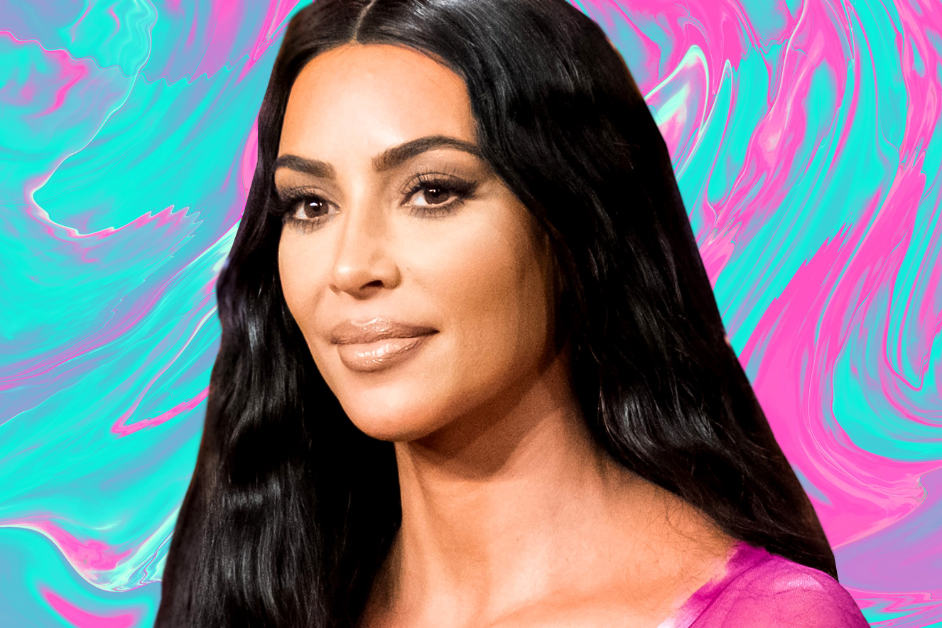 Vítima de psoríase, Kim Kardashian é acusada de ter “pele ruim” por jornal
