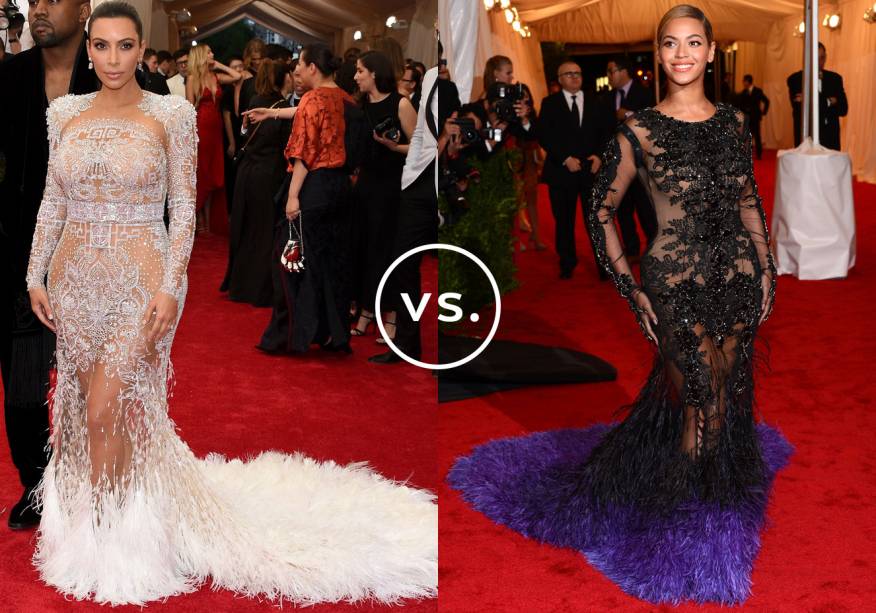 <strong>Kim Kardashian</strong> e <strong>Beyoncé</strong>. A socialite deve ter se inspirado na cantora pop quando foi escolher o look para o baile do Metropolitan Museum of Art em 2015. Kim posou para os flashes a bordo de vestido de mangas compridas com transparências e cauda com plumas da grife <strong>Roberto Cavalli</strong>. O modelo é muito parecido com o <strong>Givenchy</strong> desfilado por Beyoncé no mesmo evento três anos antes.