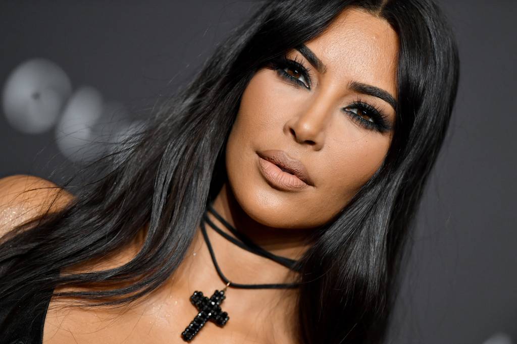Maquiador de Kim Kardashian dá dica de ouro para aplicar cílios postiços