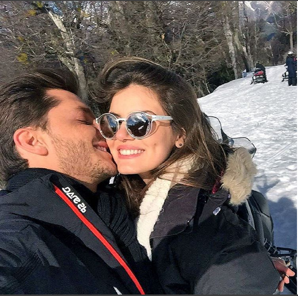 Klebber Toledo e Camila Queiroz posam juntos em viagem de férias a Bariloche