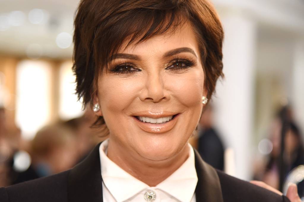 Invertendo a lógica, Kris Jenner mudou os fios e está igual Kim Kardashian