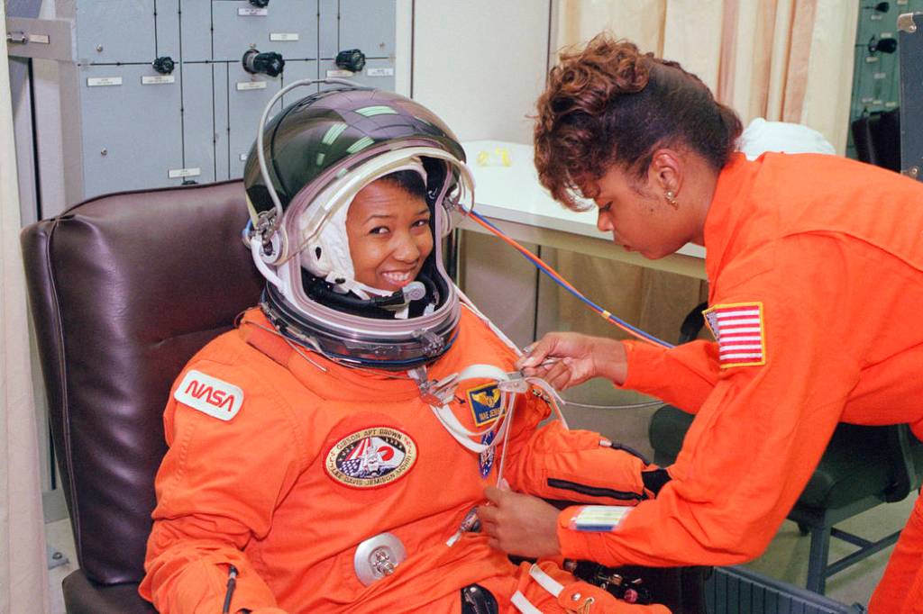A NASA simplesmente esqueceu que têm casais lésbicos em missões espaciais