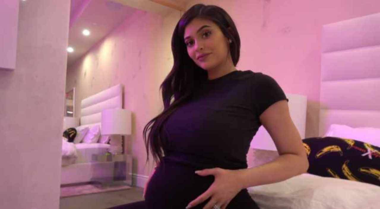 Kylie revela nome da filha e é dona da foto mais curtida no Insta