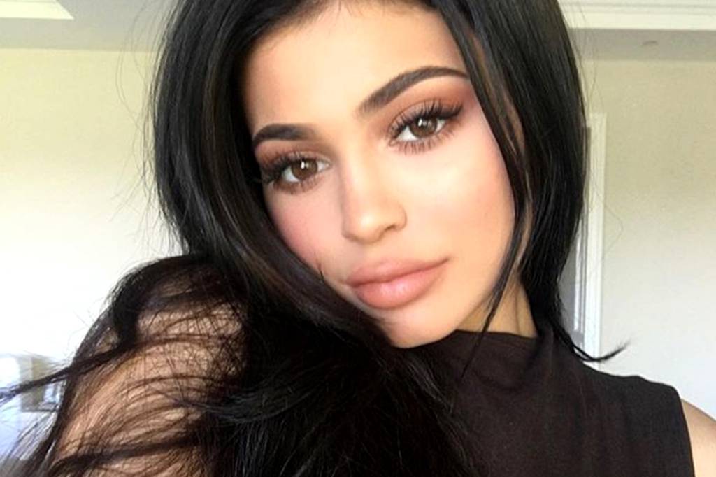 Kylie Jenner tirou o preenchimento labial e fãs elogiam demais