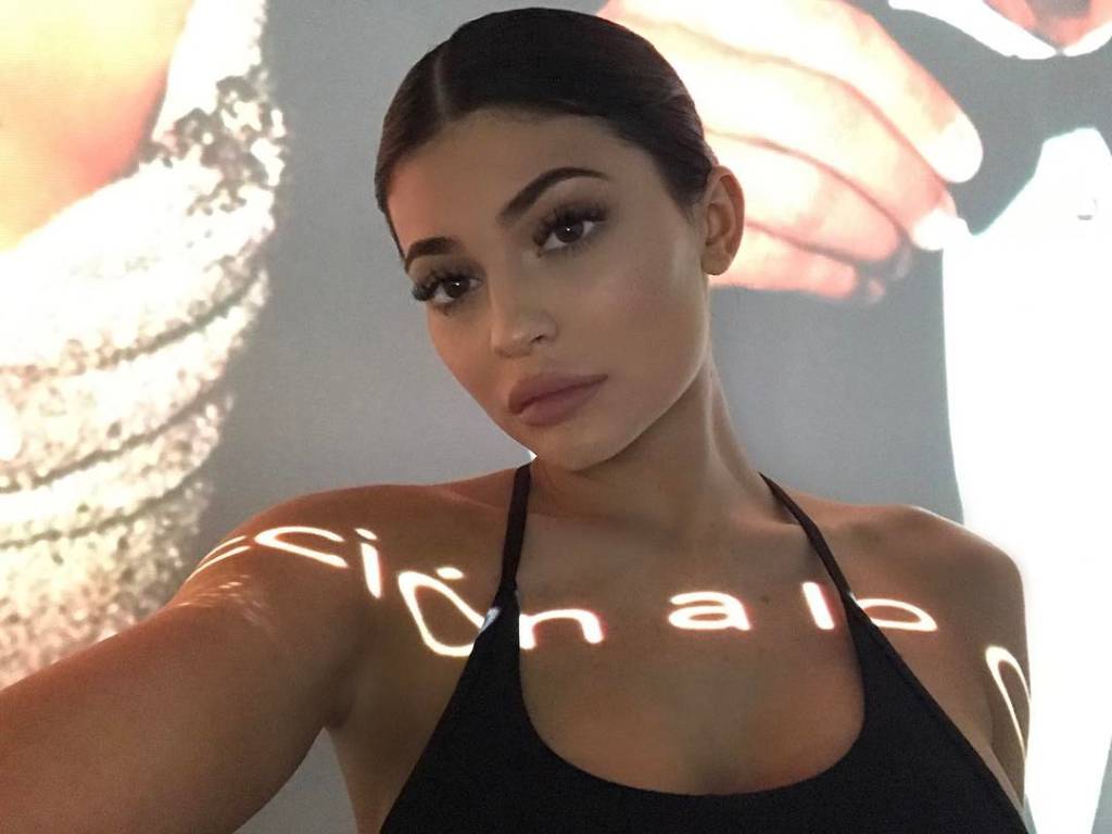 Kylie Jenner mostra a barriga de grávida pela primeira vez em foto linda