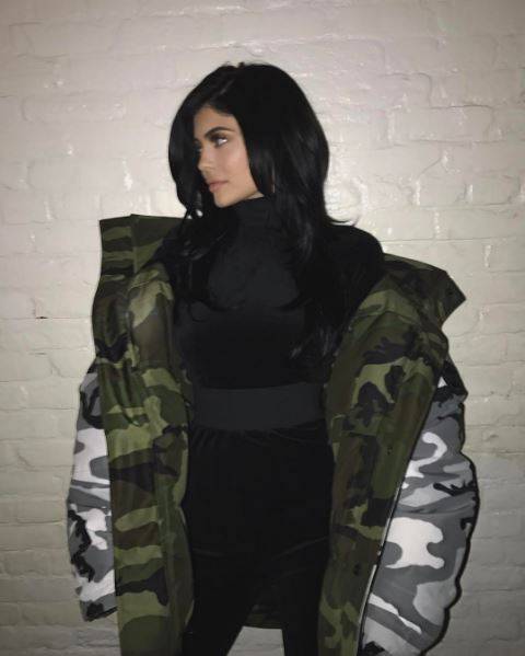 <strong>Kylie Jenner:</strong> doudoune camuflado oversized: a ca&ccedil;ula do cl&atilde; Kardashian-Jenner tamb&eacute;m aderiu &agrave; tend&ecirc;ncia militar!