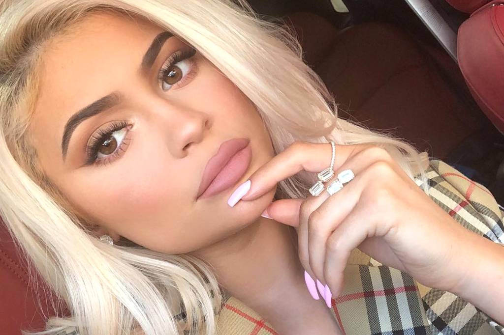 Kylie Jenner também se rendeu ao cabelo cinza e a cor ficou chiquíssima