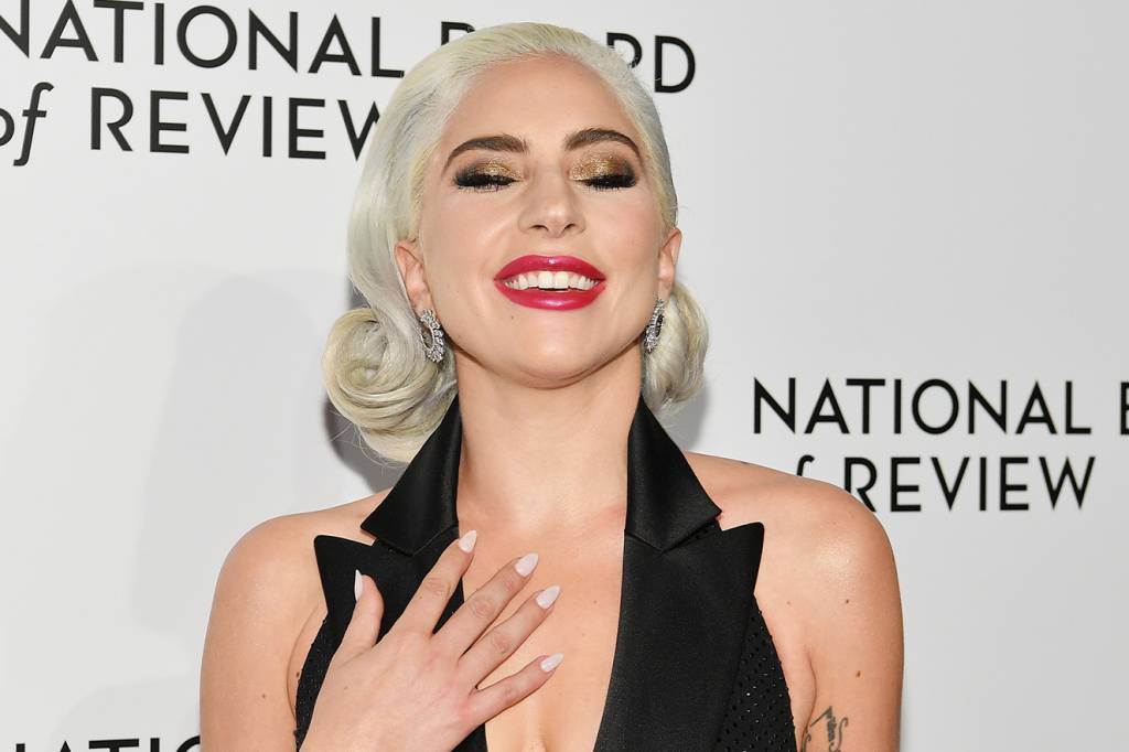 Extremamente chique, Lady Gaga usou acessório inusitado no red carpet