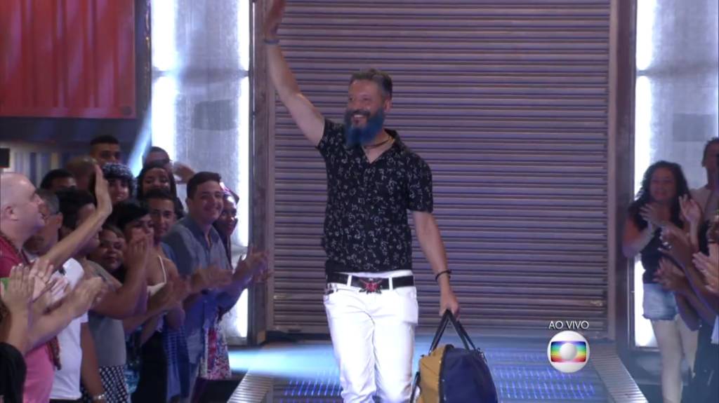 ‘Para um beijo na boca não vou pedir carteira de identidade’, diz Laércio após eliminação