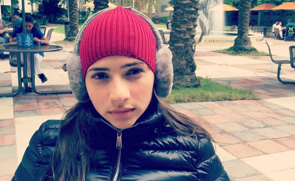 Laís Souza, atleta que ficou tetraplégica, está de pé com uso de aparelho