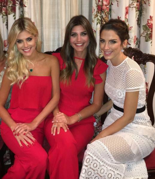 Lala Rudge usou um macac&atilde;o vermelho para celebrar com Maria e Tamara Rudge