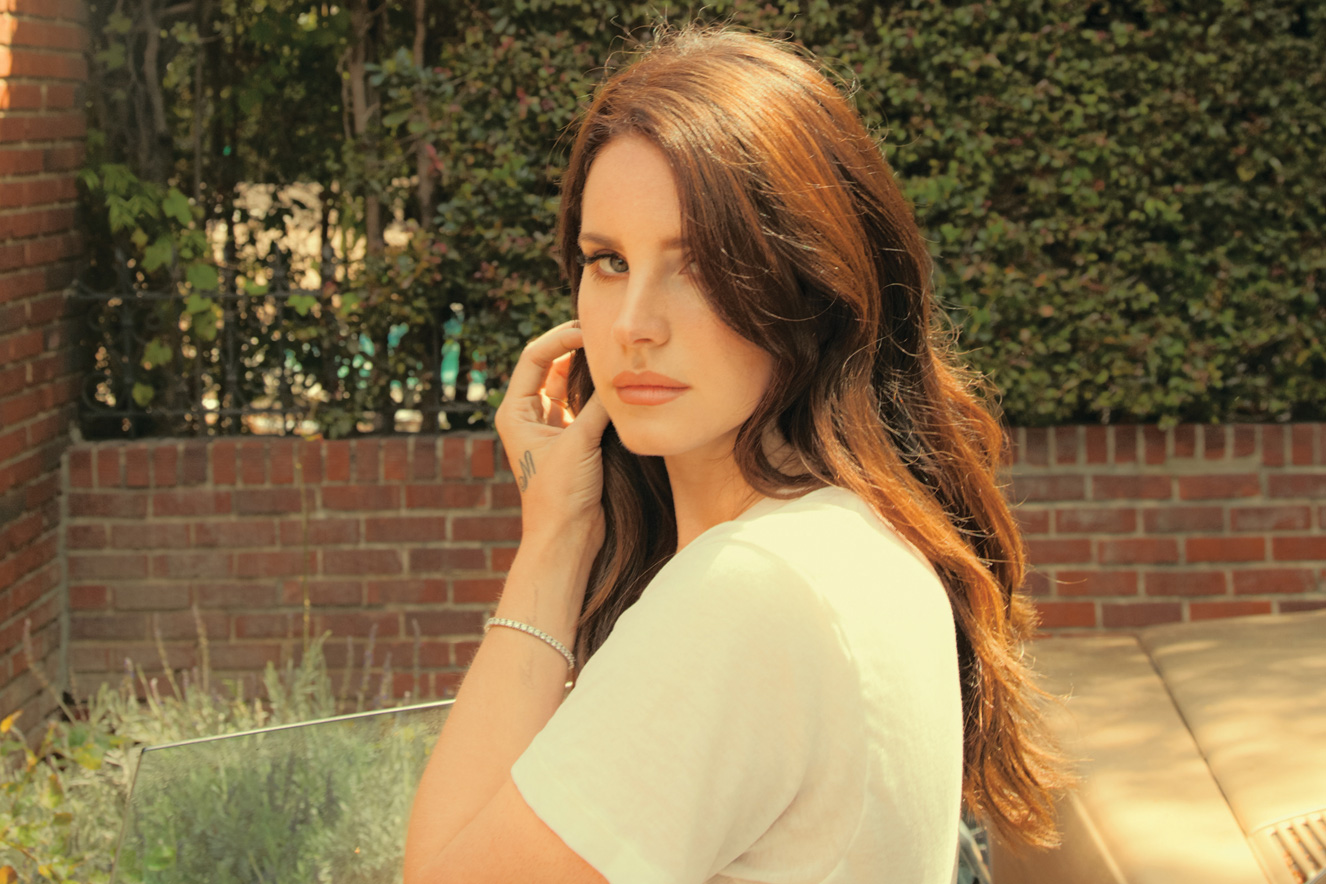 Lana Del Rey usou o look mais Lana Del Rey para ir à praia, no Rio