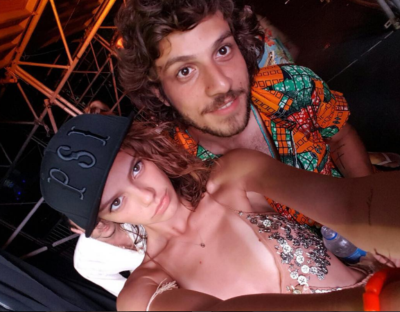 Chay Suede pede Laura Neiva em casamento