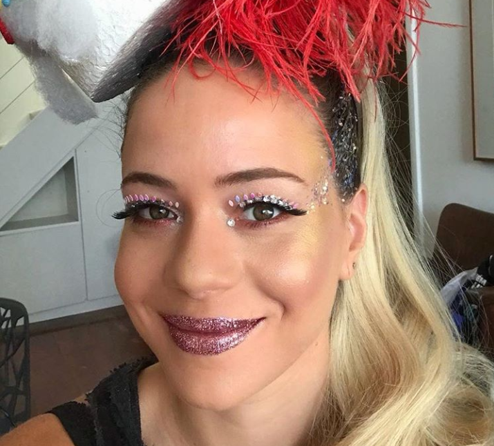 Que tal a make da Leandra Leal para os 100 anos do Bola Preta?