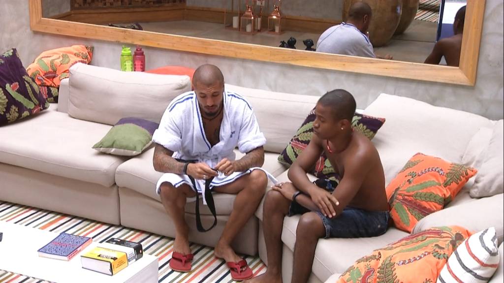 Pela paz, Luan e Fernando se acertam após quase agressão