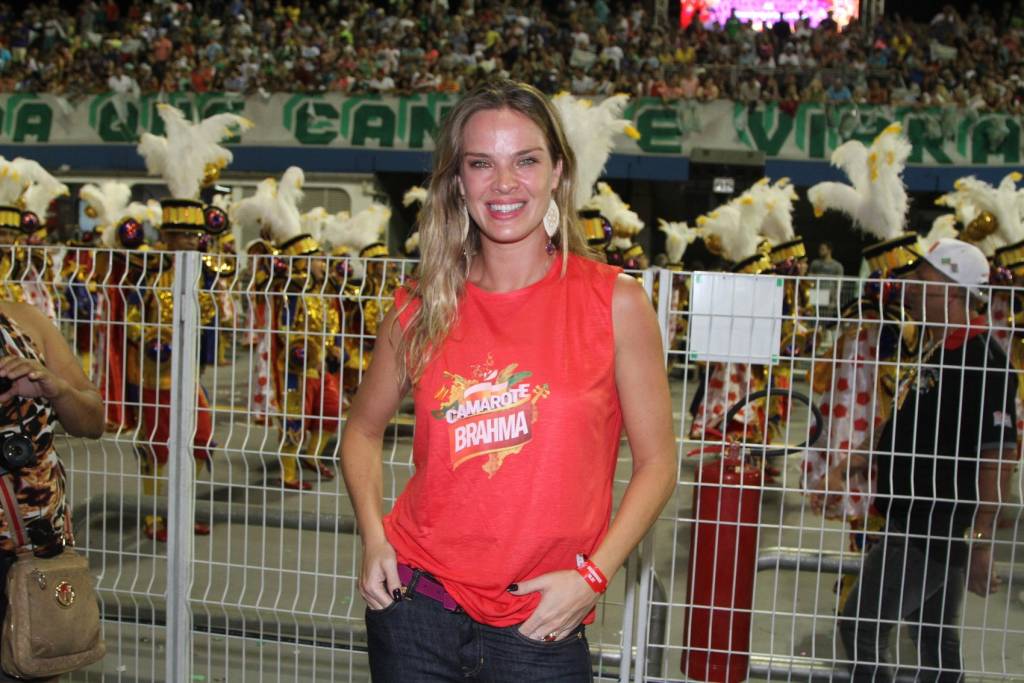 Solteira, Letícia Birkheuer curte Carnaval em São Paulo