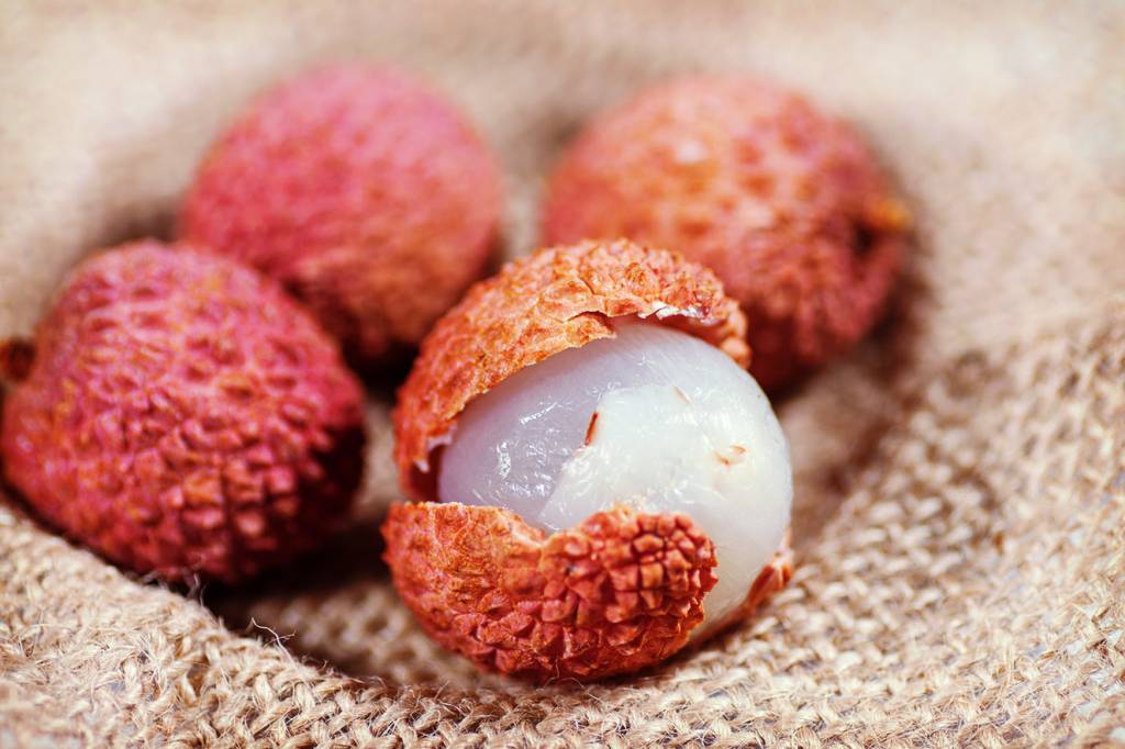 Existem dois jeitos bem mais fáceis de descascar lichia