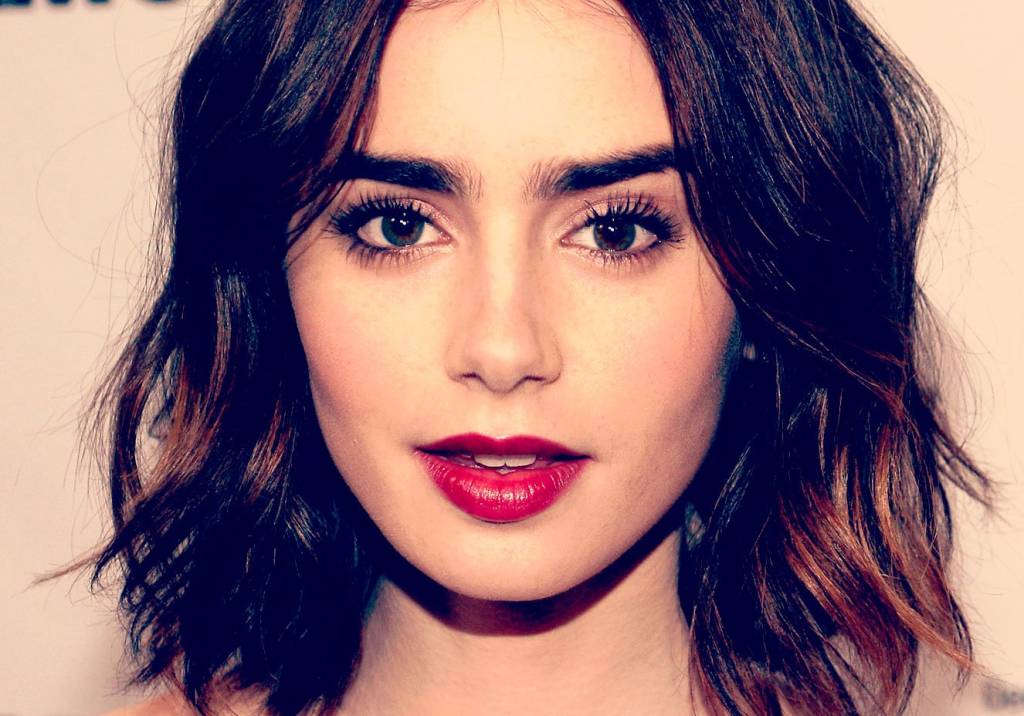 Lily Collins chama atenção com vestido de látex para o MTV Movie Awards